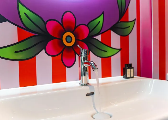 Appartement Capsule Tattoo - Balnéo - Playstation 5 - écran Géant